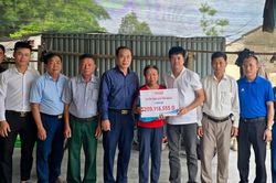 Người phụ nữ 'không còn nước mắt để khóc' tiếp nhận số tiền 209 triệu đồng