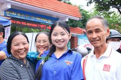 Vượt gần 400km, ông bà vào Đắk Lắk cổ vũ cháu ngoại thi tốt nghiệp THPT