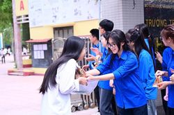 Sắc xanh tình nguyện lan tỏa yêu thương nơi trường thi