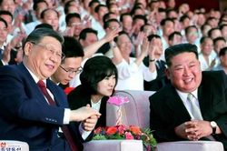 Chủ tịch Trung Quốc thăm Triều Tiên: Phía sau tấm thảm đỏ