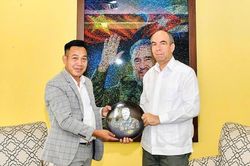 Đại sứ quán Cuba tại Việt Nam tiếp nhận tác phẩm 'Fidel Castro Ruz - Cuba trong trái tim người Việt'