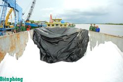 Phát hiện sà lan chở hơn 30 tấn phân Urê không rõ nguồn gốc