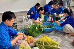 'Áo xanh' vào bếp nấu những bữa cơm nghĩa tình cho sĩ tử