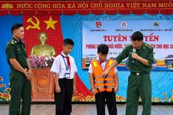 Cùng trẻ phòng chống đuối nước