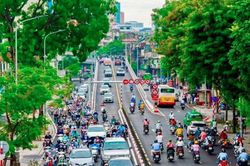 Hà Nội đề xuất hỗ trợ tối đa 20 triệu đồng cho hộ nghèo đổi xe máy xăng sang xe điện