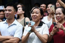 Trăm đôi mắt dõi vào điểm thi tốt nghiệp THPT, thấy bóng con mọi ưu phiền tan biến