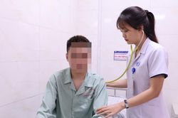 Từ dấu hiệu trên da, chàng trai 21 tuổi phát hiện suy thận