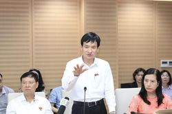 Bí thư xã ở Hà Nội nói chuyện trang bị xe đạp cho trưởng thôn đi thăm hỏi người dân