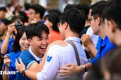 Thí sinh rạng rỡ bước khỏi phòng thi kết thúc kỳ thi Tốt nghiệp THPT 2026