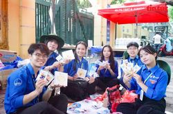 Áo xanh tình nguyện đồng hành cùng sĩ tử 'vượt vũ môn'