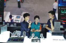 Du khách hào hứng trải nghiệm công nghệ số của ngành công an tại TP Hồ Chí Minh