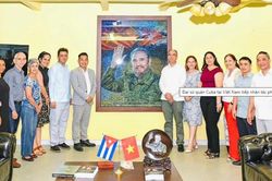 Trao tặng tác phẩm 'Fidel Castro Ruz - Cuba trong trái tim người Việt'