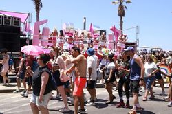 Rực rỡ Lễ Diễu hành Tel Aviv Pride 2026 với hàng trăm nghìn người tham dự