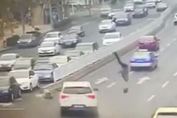 Bất chấp đèn xanh cho xe lưu thông, người phụ nữ sang đường rồi bị ô tô húc văng lên không trung