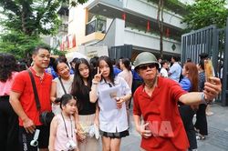 Khi tình yêu thương của cha mẹ hóa thành tiếng cười rộn rã nơi cổng trường thi