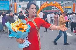 Mặc sườn xám đưa con đi thi Đại học, người mẹ gây tranh cãi vì một chi tiết