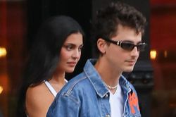 Người mẫu Kylie Jenner và Timotheé Chalamet gây sốt với màn diện đồ đôi