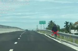 Cảnh sát giao thông xử lý người đàn ông đi bộ vào đường cao tốc