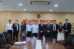 Thứ trưởng Nguyễn Hoàng Long làm việc với lãnh đạo Tập đoàn Idemitsu