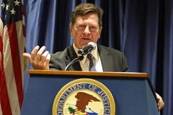 Cựu Chủ tịch SEC Jay Clayton l&agrave;m Gi&aacute;m đốc T&igrave;nh b&aacute;o Quốc gia Mỹ
