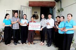 Hội LHPN tỉnh trao kinh phí hỗ trợ xây dựng 'Mái ấm tình thương' tại xã Hậu Lộc