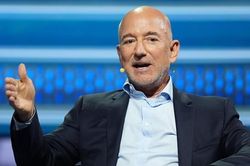 Jeff Bezos: AI sẽ không gây mất việc hàng loạt mà mở ra 'nhiều kỷ nguyên vàng'