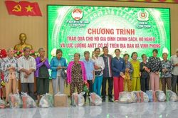 Xã Vĩnh Phong tặng 160 suất quà cho gia đình chính sách và người khó khăn