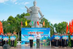 Đo&agrave;n phường T&ocirc; Ch&acirc;u ra qu&acirc;n Chiến dịch 'Thanh ni&ecirc;n t&igrave;nh nguyện h&egrave;' năm 2026