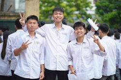 Thí sinh hoàn thành kỳ thi tốt nghiệp trung học phổ thông