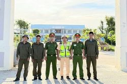 Công an phường An Khê 'hỏa tốc' chở nữ sinh về nhà lấy giấy báo thi để quên