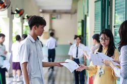 Thi tốt nghiệp THPT 2026: Xem đề chính thức môn Vật lý tại đây