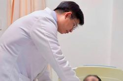 Gia Lai: Phẫu thuật thành công lấy 7 viên sỏi trong túi mật cho thai phụ