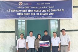 Bàn giao nhà tình nghĩa cho gia đình có hoàn cảnh khó khăn ở xã Khánh Vĩnh