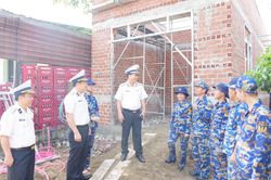 Học viện Hải quân thăm, động viên lực lượng giúp Nhân dân xây dựng nhà ở