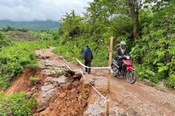 Sạt nền tuyến đường trên địa bàn xã Hồng Thu ước thiệt hại khoảng 600 triệu đồng