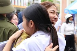 Mỗi phụ huynh là một điểm tựa tinh thần cho sĩ tử