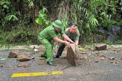 Hành động đẹp của Công an xã Khao Mang