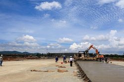 Chạy đua xuy&ecirc;n đ&ecirc;m tr&ecirc;n c&ocirc;ng trường n&acirc;ng cấp s&acirc;n bay Li&ecirc;n Khương