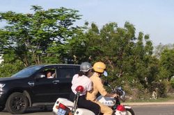 Công an Lâm Đồng hỗ trợ 2 thí sinh đến điểm thi đúng giờ