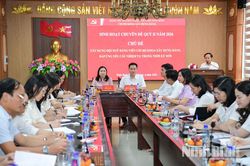 Đồng ch&iacute; Đinh Thị Lụa, Ph&oacute; B&iacute; thư Tỉnh ủy, Chủ tịch Ủy ban MTTQ Việt Nam tỉnh dự sinh hoạt chuy&ecirc;n đề tại Chi bộ Khoa X&acirc;y dựng Đảng, Đảng bộ Trường Ch&iacute;nh trị tỉnh