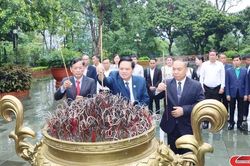 Đoàn đại biểu Mặt trận Lào xây dựng đất nước tỉnh Bò Kẹo và tỉnh U Đôm Xay dâng hương tưởng niệm các Anh hùng liệt sĩ Nhà tù Sơn La