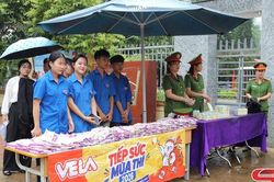 Dấu ấn m&agrave;u xanh t&igrave;nh nguyện 'tiếp lửa' m&ugrave;a thi