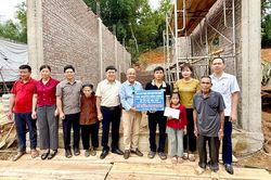 Trao hỗ trợ 60 triệu đồng xây nhà cho gia đình anh Seo Văn Út, xã Trung Hà