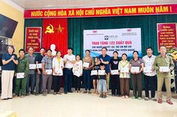 Trao 150 suất quà cho người khuyết tật, trẻ em mồ côi có hoàn cảnh khó khăn tỉnh Tuyên Quang
