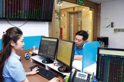 Củng cố nội lực thị trường trước cơn gió ngược từ quốc tế