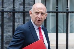 Bộ trưởng Quốc phòng Anh John Healey từ chức
