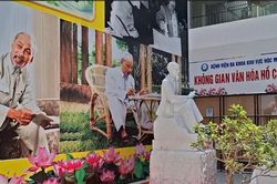 Đặt tượng Bác Hồ tại không gian văn hóa Hồ Chí Minh tại Bệnh viện Đa khoa khu vực Hóc Môn