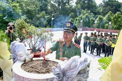 Thứ trưởng Phạm Thế Tùng tri ân các Anh hùng liệt sĩ Công an nhân dân
