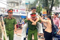 Hình ảnh xúc động của Công an Cà Mau vượt khó cùng sĩ tử