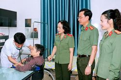 1.300 người dân được khám, chữa bệnh, phát thuốc miễn phí